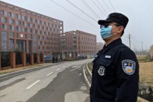 Reakcja Chin na doniesienia o chorobie personelu laboratorium Wuhan przed wybuchem pandemii COVID-19