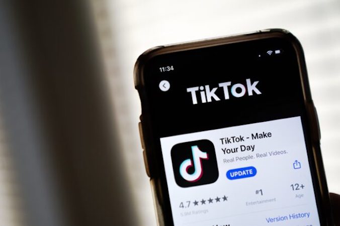 Aplikacja TikTok wyświetlona w Apple Store, 7.08.2020 r. (Drew Angerer / Getty Images)