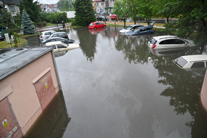 Zalany parking przy ul. Ostrobramskiej w Szczecinie, 1.07.2021 r. Nad miastem przeszły intensywne opady deszczu (Marcin Bielecki / PAP)
