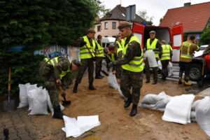 Żołnierze 14 ZBOT pomagają w zabezpieczaniu domów w Szczecinie przed kolejnymi zalaniami, 1.07.2021 r. (Marcin Bielecki / PAP)