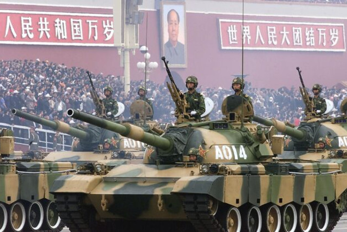 Konwój czołgów Armii Ludowo-Wyzwoleńczej przejeżdża przed placem Tiananmen podczas parady z okazji święta państwowego, Pekin, 1.10.1999 r. (Robyn Beck/AFP via Getty Images)