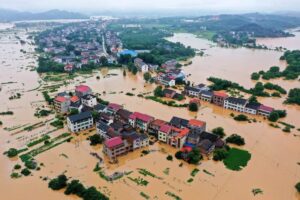 Budynki w Hengyang zostały zalane przez powódź wywołaną ulewnymi deszczami, prowincja Hunan, środkowe Chiny, 9.07.2019 r. (STR/AFP/Getty Images)