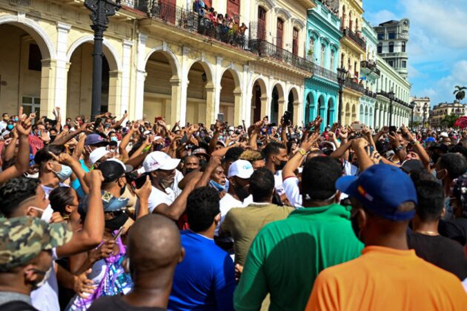 Ludzie biorą udział w demonstracji przeciwko reżimowi kubańskiego przywódcy Miguela Díaza-Canela, Hawana, 11.07.2021 r. (Yamil Lage/AFP via Getty Images)