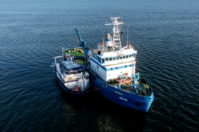Zdjęcie z lotu ptaka statków Electra af Askö (po lewej) i EVA-316 (po prawej) podczas trzeciego dnia szwedzko-estońskiego dochodzenia w sprawie wypadku na Morzu Bałtyckim, u wybrzeży Tallina, Estonia, 11.07.2021 r., wydane 12.07.2021 r. (Stefan Jerrevang/PAP/EPA)