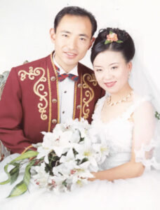 Yunhe Zhang (z prawej) i jej mąż Zou Songtao w dniu ślubu. Zhang została nielegalnie zatrzymana w mieście Qingdao w lutym 2002 r. Zou został aresztowany w 1999 r. i zamęczony na śmierć w więzieniu (Minghui.org)