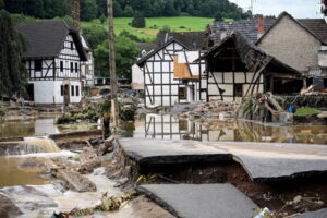 Zniszczenia w miejscowości Schuld w powiecie Ahrweiler spowodowane przez masywną powódź na rzece Ahr, Niemcy, 15.07.2021 r. (SASCHA STEINBACH/PAP/EPA)