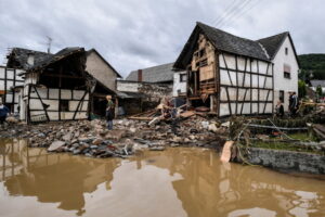 Mieszkańcy sprawdzają zrujnowane domy po masywnej powodzi na rzece Ahr, miejscowość Schuld w Niemczech, 15.07.2021 r. (SASCHA STEINBACH/PAP/EPA)
