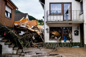 Rumowisko po powodzi blokuje przejście pomiędzy domami, Schuld w Nadrenii-Palatynacie, Niemcy, 15.07.2021 r. (SASCHA STEINBACH/PAP/EPA)