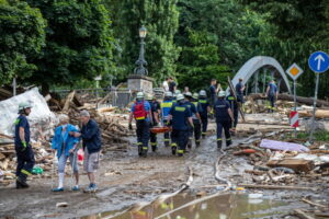 Ratownicy rozpoczynają poszukiwania zaginionych osób po tym, jak powódź w dużej mierze ustąpiła z miasta Bad Neuenahr, Nadrenia-Palatynat w Niemczech, 15.07.2021 r. (CONSTANTIN ZINN/PAP/EPA)