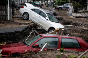 Uszkodzone samochody na ulicy po powodzi w mieście Bad Neuenahr-Ahrweiler, Nadrenia-Palatynat w Niemczech, 16.07.2021 r. (FRIEDEMANN VOGEL/PAP/EPA)