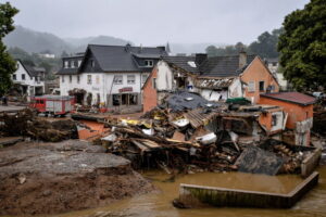 Zrujnowane domy w miasteczku Schuld po masywnej powodzi na rzece Ahr, powiat Ahrweiler w Nadrenii-Palatynacie, Niemcy, wczesne godziny 16.07.2021 r. (SASCHA STEINBACH/PAP/EPA)