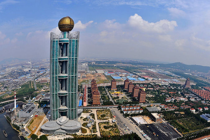 Longxi International Hotel w Huaxi w prowincji Jiangsu to jeden z najwyższych budynków w Chinach. Wznosi się na wysokość 328 m (1082 stóp), a jego budowa kosztowała 470 mln USD. Jest reklamowany przez chińskich oficjeli jako symbol wzrostu gospodarczego Chin, 25.09.2011 r. (AFP via Getty Images)