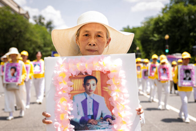 Praktykujący Falun Gong biorą udział w paradzie upamiętniającej 22. rocznicę rozpoczęcia prześladowań Falun Gong przez chiński reżim, Waszyngton, 16.07.2021 r. (Samira Bouaou / The Epoch Times)