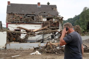 Mieszkaniec sprawdza szkody po powodzi na rzece Ahr, miejscowość Altenahr, Nadrenia-Palatynat w Niemczech, 19 lipca 2021 r. (FRIEDEMANN VOGEL/PAP/EPA)