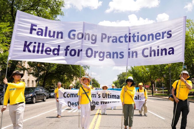 Praktykujący Falun Gong biorą udział w paradzie upamiętniającej 22. rocznicę rozpoczęcia prześladowań Falun Gong przez chiński reżim, Waszyngton, 16.07.2021 r. (Samira Bouaou / The Epoch Times)