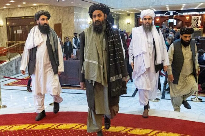 Współzałożyciel ruchu talibów mułła Abdul Ghani Baradar (w środku) i inni członkowie delegacji talibów przybywają na międzynarodową konferencję w sprawie Afganistanu, poświęconą pokojowemu rozwiązaniu konfliktu, Moskwa, 18.03.2021 r. (Alexander Zemlianichenko/Pool/AFP via Getty Images) 