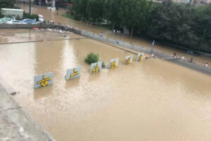<a href="https://www.theepochtimes.com/t-flood">Powódź</a> zatopiła wjazd do tunelu na drodze ekspresowej Jingguang w mieście Zhengzhou, prowincja Henan w Chinach, 20.07.2021 r. (Sound of Hope)