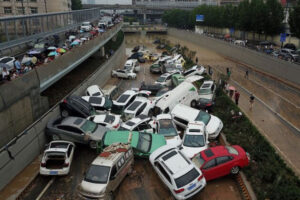 Samochody przy wjeździe do zalanego tunelu po tym, jak ulewne deszcze nawiedziły miasto Zhengzhou, widok z lotu ptaka, prowincja Henan w środkowych Chinach, 22.07.2021 r. (NOEL CELIS/AFP via Getty Images)