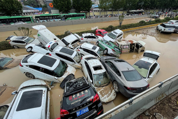 Samochody stojące w wodzie po tym, jak ulewne deszcze nawiedziły miasto Zhengzhou, Chiny, 21.07.2021 r. (STR/AFP via Getty Images)