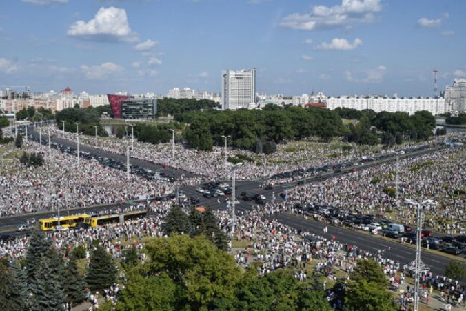 Zwolennicy opozycji biorą udział w wiecu w centrum Mińska, Białoruś, 16.08.2020 r. (Sergie Gapon/AFP via Getty Images)
