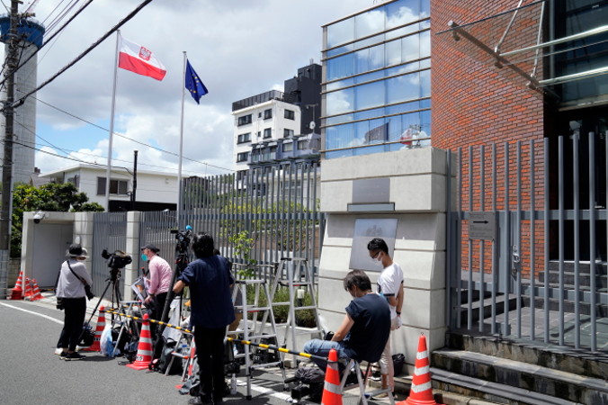 Przedstawiciele mediów przed Ambasadą RP w Tokio, Japonia, 3.08.2021 r. (FRANCK ROBICHON/PAP/EPA)