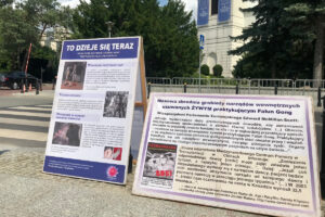 Tablice informujące o trwających w Chińskiej Republice Ludowej od 1999 r. prześladowaniach wymierzonych w Falun Gong, widoczne przed gmachem Sejmu RP podczas pokojowego apelu w rocznicę rozpoczęcia represji, Warszawa, 22.07.2021 r. (Barbara Konieczna / The Epoch Times)