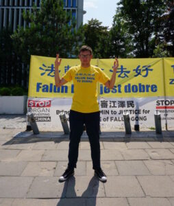 Tomasz Paziewski podczas drugiego ćwiczenia stojącego Falun Dafa, apel w 22. rocznicę rozpoczęcia w ChRL prześladowań wymierzonych w Falun Gong, naprzeciwko Sejmu RP, Warszawa, 22.07.2021 r. (The Epoch Times)