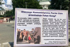 Tablica informacyjna widoczna przed gmachem Sejmu RP podczas pokojowego apelu w 22. rocznicę rozpoczęcia w ChRL prześladowań wymierzonych w praktykę Falun Gong, Warszawa, 22.07.2021 r. (Barbara Konieczna / The Epoch Times)
