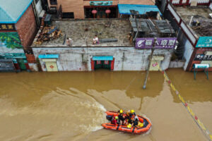 Tysiące padłych zwierząt gospodarskich stanowi w rejonie środkowych Chin zagrożenie po powodzi