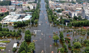Na zdjęciu z lotu ptaka zalane obszary w mieście Weihui, prowincja Henan w Chinach, 26.07.2021 r. (STR/AFP via Getty Images)