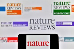 Logo multidyscyplinarnego czasopisma naukowego „Nature” wyświetlone na ekranach komputerów jako plik zdjęciowy (Loic Venance/AFP via Getty Images)