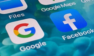 Logo aplikacji mobilnych Facebook i Google na smartfonie w Sydney, Australia, 9.12.2020 r. (The Epoch Times)