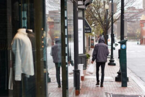 Samotny mężczyzna spaceruje po M Street w zwykle ruchliwej dzielnicy handlowej Georgetown w Waszyngtonie, 23.03.2020 r. (Mandel Ngan/AFP via Getty Images)
