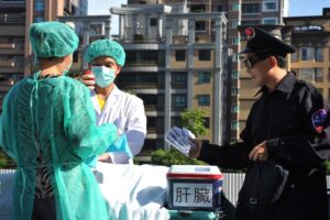 Śmierć chińskiego aparatczyka podczas fali COVID-19 ukazuje grabież organów w nowym świetle