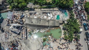 Obraz zniszczeń spowodowanych przez trzęsienie ziemi o magnitudzie 7,2 w Les Cayes, Haiti, 14.08.2021 r. Zdjęcie wykonane z drona (Ralph Tedy Erol/PAP/EPA)
