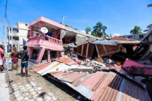 Obraz zniszczeń spowodowanych przez trzęsienie ziemi o magnitudzie 7,2 w Les Cayes, Haiti, 14.08.2021 r. (Ralph Tedy Erol/PAP/EPA)