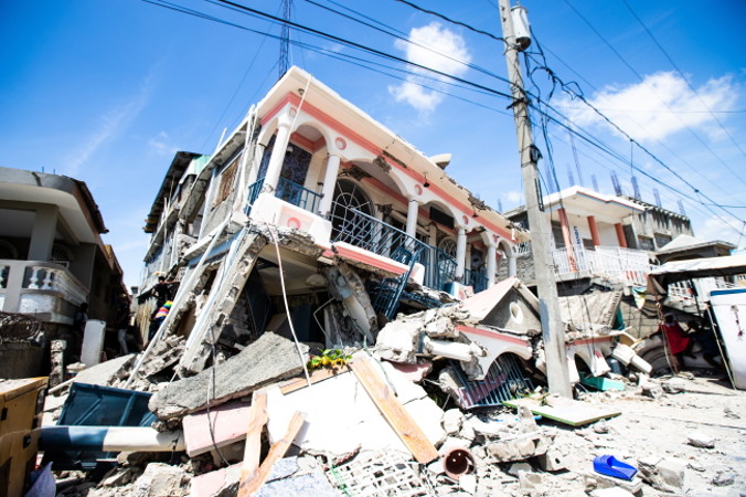 Zniszczenia spowodowane przez trzęsienie ziemi o magnitudzie 7,2 w Les Cayes, Haiti, 14.08.2021 r. (Ralph Tedy Erol/PAP/EPA)