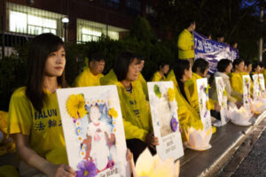 Zwolennicy Falun Gong, upamiętniając 22 lata prześladowań przez chiński reżim komunistyczny i wzywając reżim do zakończenia prześladowań tej duchowej praktyki w Chinach, uczestniczą w czuwaniu ze świecami przed chińskim konsulatem w Toronto, 15.07.2021 r. (Evan Ning / The Epoch Times)