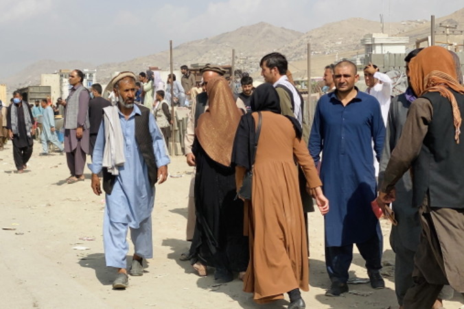 Afgańczycy zbierają się przed Międzynarodowym Lotniskiem Hamida Karzaja, aby uciec z kraju, Kabul w Afganistanie, 19.08.2021 r. Tysiące zdesperowanych Afgańczyków, w tym osoby starsze, a także kobiety i dzieci, od wielu dni koczują przed lotniskiem w Kabulu w nadziei na ewakuację z kraju po przejęciu go przez talibów (STRINGER/PAP/EPA)