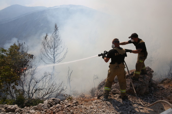 Polscy strażacy podczas gaszenia pożaru, który wybuchł w Paleochori, niedaleko miejscowości Mandra, Attyka w Grecji, na drodze regionalnej Oinoi–Porto Germeno, Grecja, 17.08.2021 r. (ALEXANDROS BELTES/PAP/EPA)
