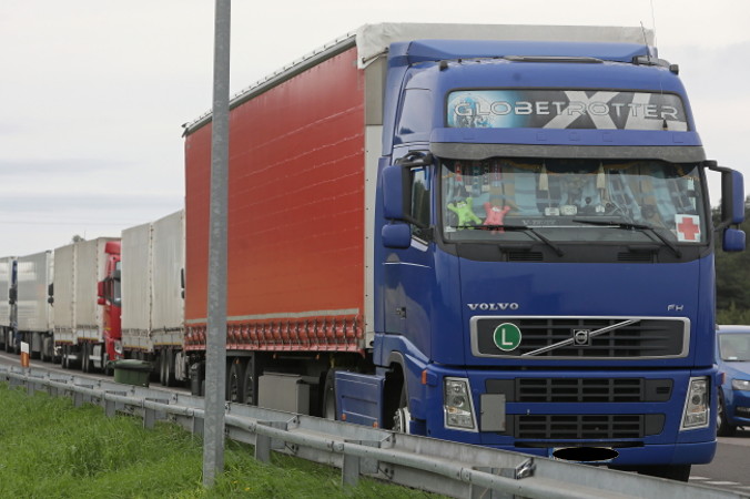 Ciężarówka z polską pomocą humanitarną przeznaczoną dla uchodźców na Białorusi przed przejściem granicznym w Bobrownikach, woj. podlaskie, 24.08.2021 r. (Artur Reszko / PAP)