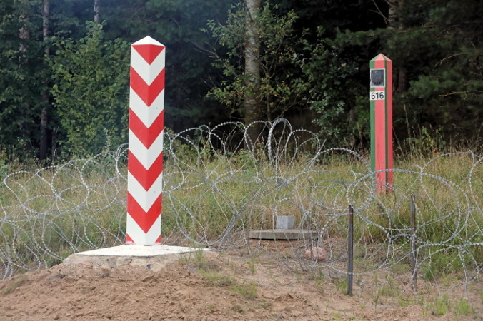 Pas drogi granicznej na polsko-białoruskiej granicy w Kopczanach, gm. Lipsk, 23.08.2021 r. (Artur Reszko / PAP)