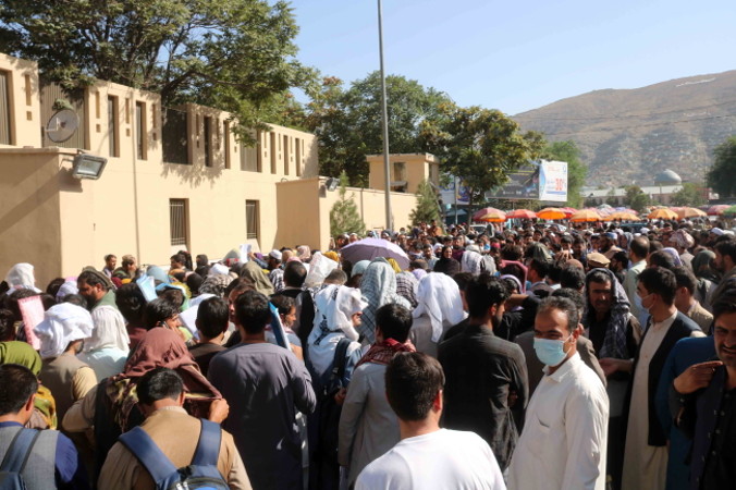 Afgańczycy próbują dostać się na lotnisko po tym, jak talibowie ogłosili, że nie pozwolą na dalszy do niego dostęp, Kabul, Afganistan, 25.08.2021 r. (AKHTER GULFAM/PAP/EPA)
