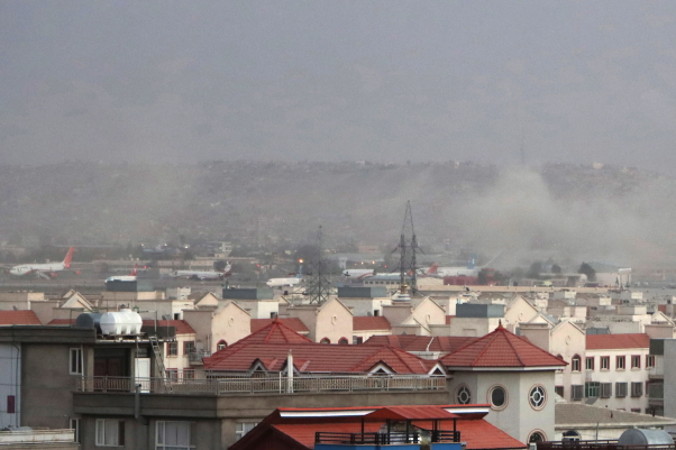 Dym unosi się w pobliżu lotniska po wybuchu na zewnątrz Międzynarodowego Portu Lotniczego im. Hamida Karzaja w Kabulu, Afganistan, 26.08.2021 r. (AKHTER GULFAM/PAP/EPA)