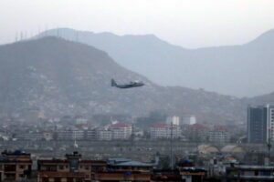 Co najmniej 170 osób zginęło w czwartek w dwóch wybuchach przed lotniskiem w Kabulu