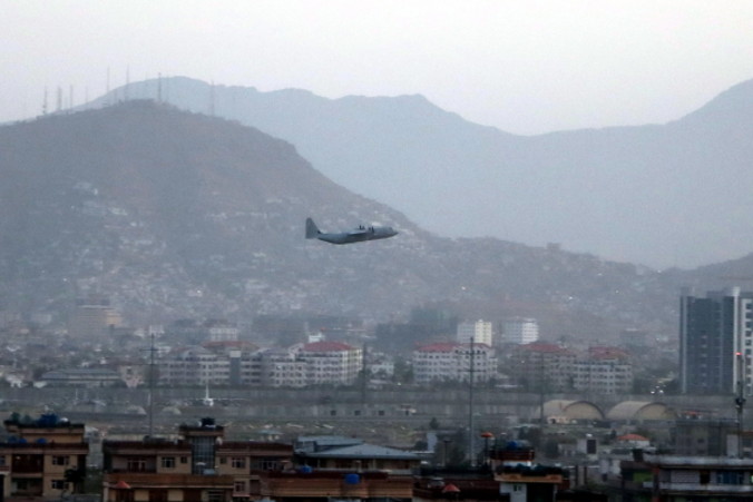 Samolot wojskowy startuje z Międzynarodowego Portu Lotniczego im. Hamida Karzaja w Kabulu, Afganistan, 26.08.2021 r. (AKHTER GULFAM/PAP/EPA)