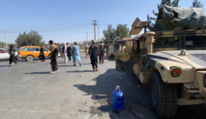 Talibowie blokują drogę do Międzynarodowego Portu Lotniczego im. Hamida Karzaja w Kabulu dzień po zamachach, Afganistan, 27.08.2021 r. (STRINGER/PAP/EPA)