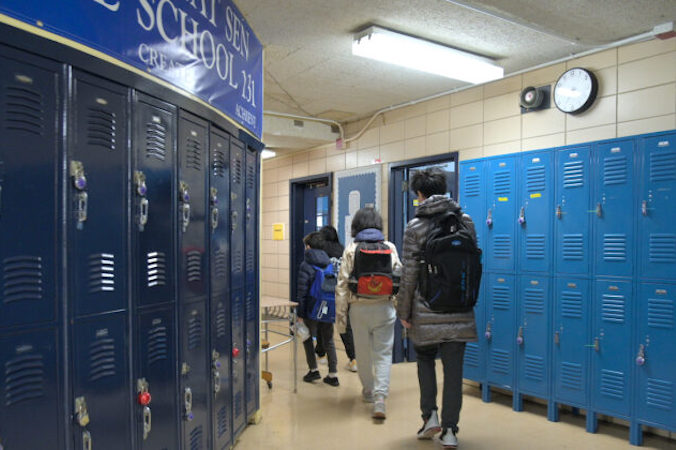Uczniowie idą do swoich klas (Michael Loccisano / Getty Images)