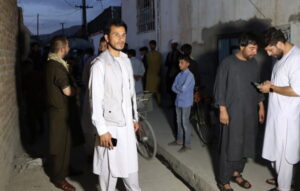 Ludzie gromadzą się w miejscu, gdzie został przeprowadzony atak, w pobliżu Międzynarodowego Portu Lotniczego im. Hamida Karzaja w Kabulu, Afganistan, 29.08.2021 r. (STRINGER/PAP/EPA)