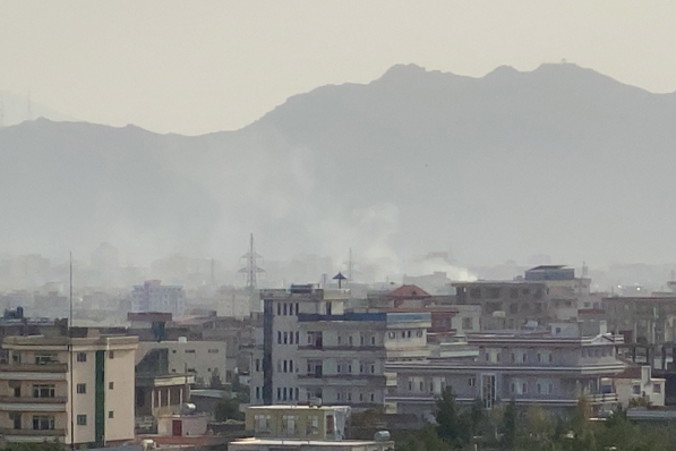 Dym unosi się ponad miejscem eksplozji w pobliżu Międzynarodowego Portu Lotniczego im. Hamida Karzaja w Kabulu, Afganistan, 29.08.2021 r. (STRINGER/PAP/EPA)